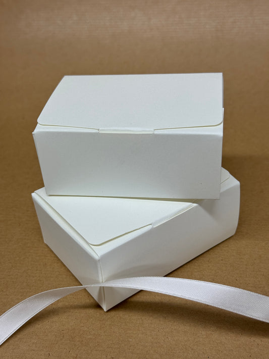 SPECIAL OFFER - Small Rectangle Favour Box / DELICATE PALEST IVORY - Size: 8.5cm x 6 x 3.5cm (x10 Boxes)